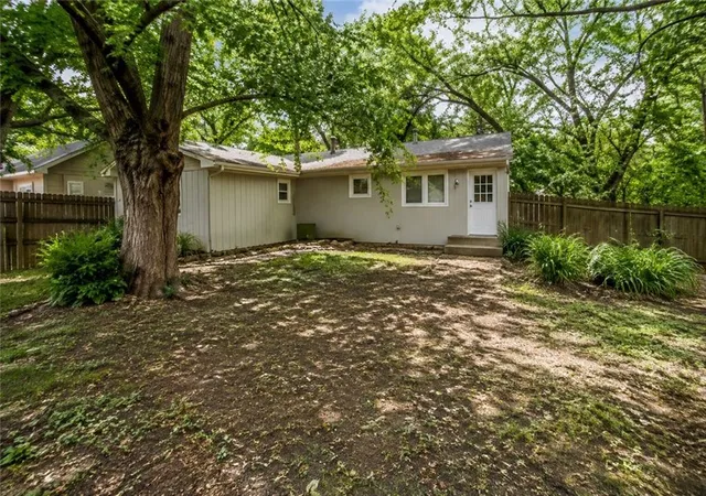 4th image of 1203 Western St, Leavenworth, KS 66048 | MLS# 2638966
