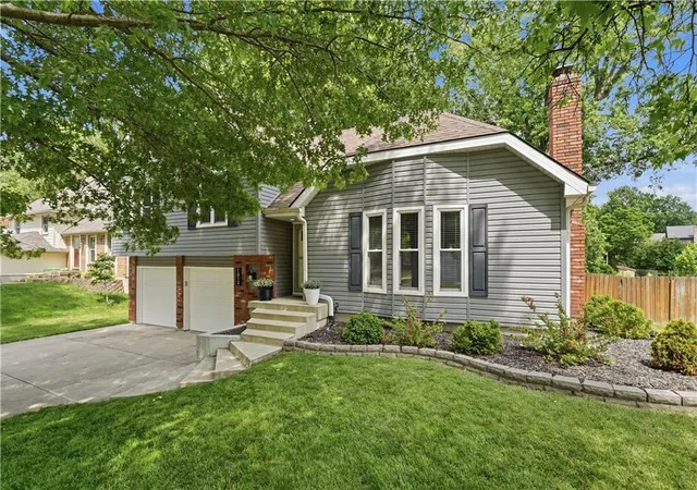 Photo 3 of Sale Pending at 1012 S Winterbrooke Dr, Olathe, KS 66062 | MLS# 2638980 | Listing updated on 2026-10-09