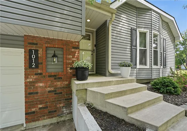 Photo 3 of Sale Pending at 1012 S Winterbrooke Dr, Olathe, KS 66062 | MLS# 2638980 | Listing updated on 2026-10-09