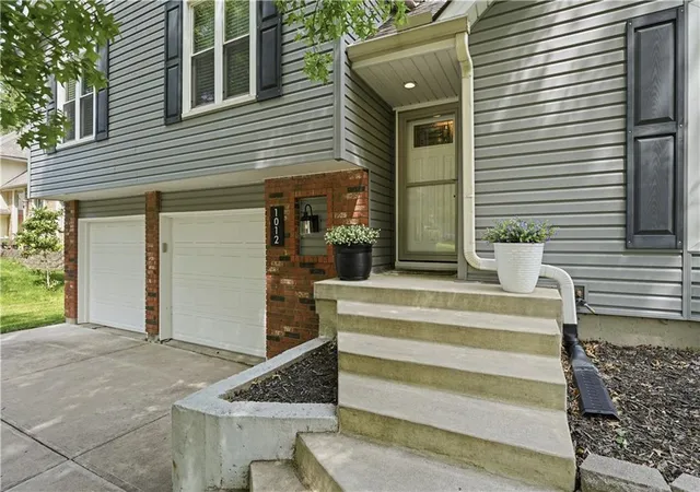 Photo 4 of Sale Pending at 1012 S Winterbrooke Dr, Olathe, KS 66062 | MLS# 2638980 | Listing updated on 2026-10-09
