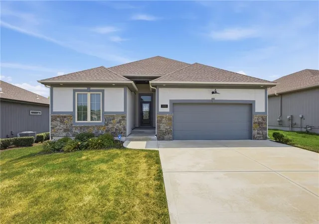 Photo 2 of Sale Pending at 1905 Ne 111th Ct, Kansas City, MO 64155 | MLS# 2638988 | Listing updated on 2026-10-07