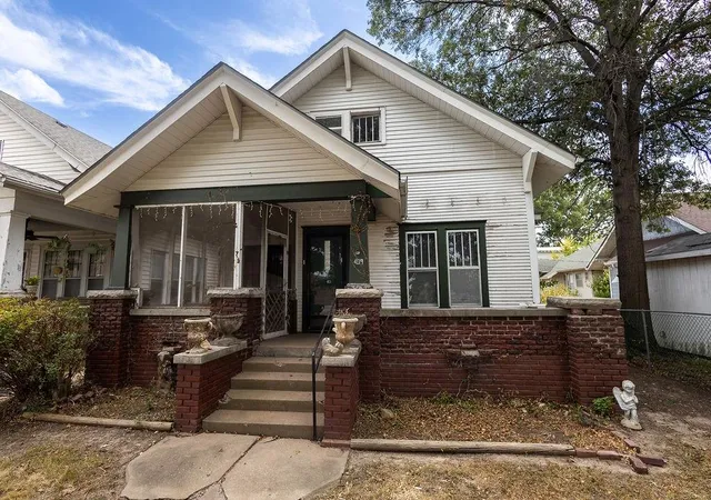 Photo 2 of Single family home for sale at 409 W 5th St, Coffeyville, KS 67337 | MLS# 2638993 | Listing updated on 2026-08-29