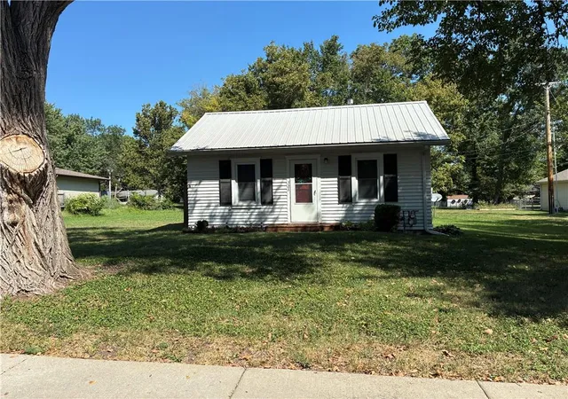 2nd image of 323 E 13th St, Ottawa, KS 66067 | MLS# 2639010