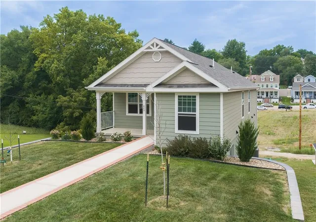 Photo 3 of Single family home for sale at 605 Washington St, Atchison, KS 66002 | MLS# 2639012 | Listing updated on 2026-10-02