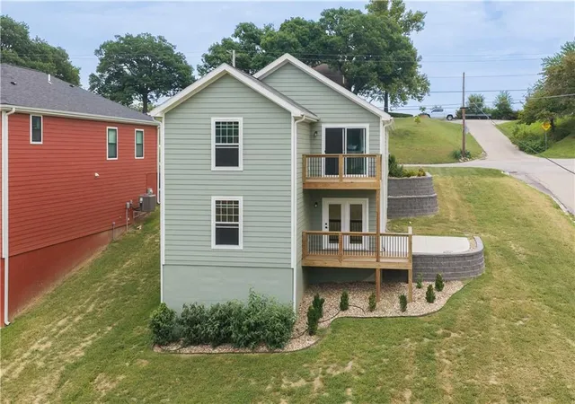 Photo 3 of Single family home for sale at 605 Washington St, Atchison, KS 66002 | MLS# 2639012 | Listing updated on 2026-10-02
