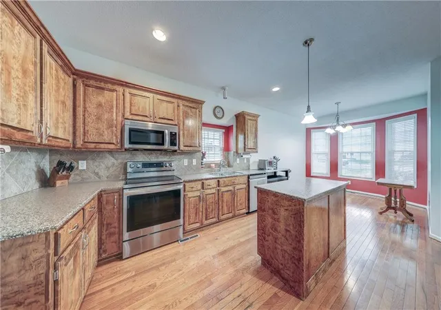 Photo 4 of Sale Pending at 1516 Nw Primrose Ln, Blue Springs, MO 64015 | MLS# 2639017 | Listing updated on 2026-09-27