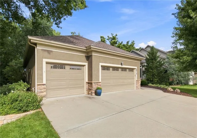 Photo 3 of Single family home for sale at 6816 Longview St, Shawnee, KS 66218 | MLS# 2639023 | Listing updated on 2026-09-01