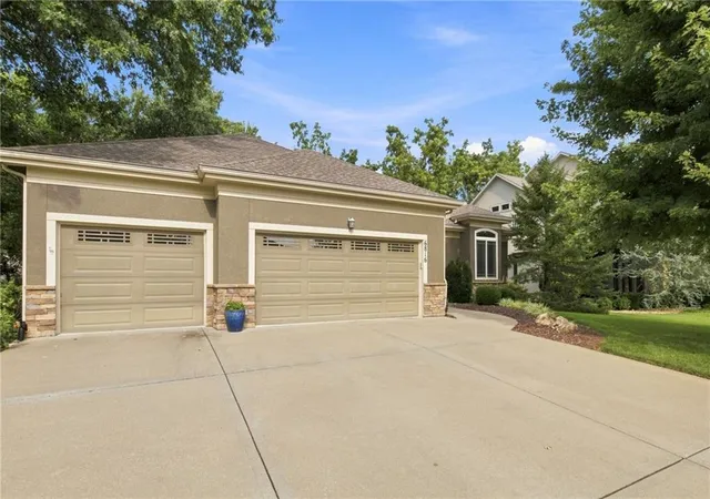 Photo 3 of Single family home for sale at 6816 Longview St, Shawnee, KS 66218 | MLS# 2639023 | Listing updated on 2026-09-01