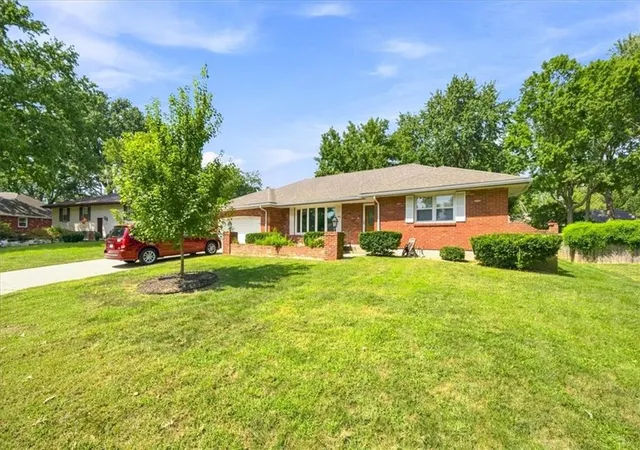 Photo 1 of Single family home for sale at 1009 Sw Sunrise Dr, Blue Springs, MO 64015 | MLS# 2639035 | Listing updated on 2026-08-29
