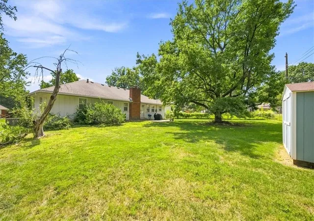Photo 3 of Single family home for sale at 1009 Sw Sunrise Dr, Blue Springs, MO 64015 | MLS# 2639035 | Listing updated on 2026-08-29