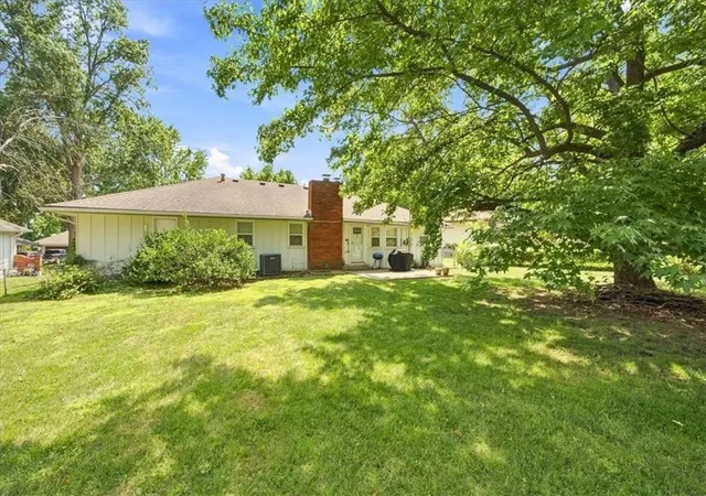 Photo 4 of Single family home for sale at 1009 Sw Sunrise Dr, Blue Springs, MO 64015 | MLS# 2639035 | Listing updated on 2026-08-29