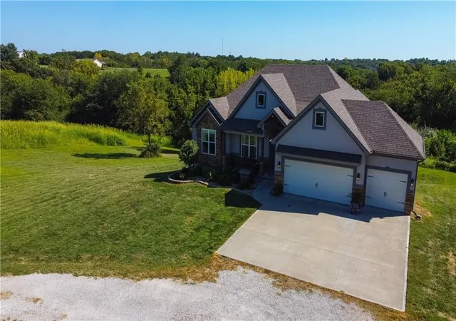 Photo 3 of Sale Pending at 1404 Se Bush Rd, St Joseph, MO 64504 | MLS# 2639062 | Listing updated on 2026-09-13
