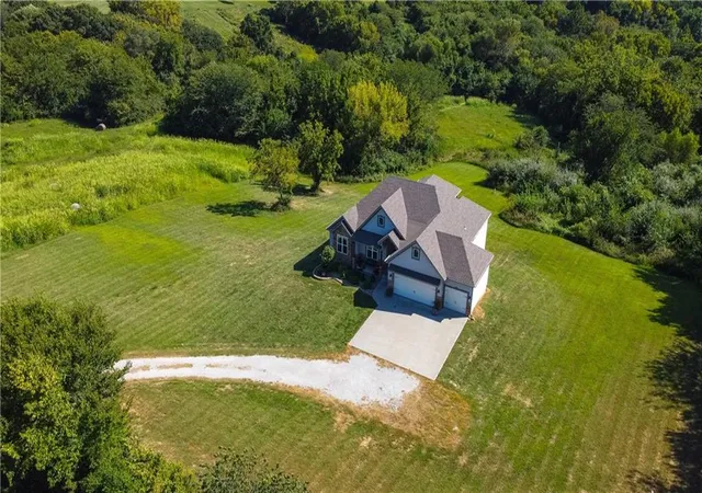 Photo 4 of Sale Pending at 1404 Se Bush Rd, St Joseph, MO 64504 | MLS# 2639062 | Listing updated on 2026-09-13