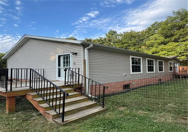 Photo 3 of Sale Pending at 32363 Sunflower Rd, Excelsior Springs, MO 64024 | MLS# 2639075 | Listing updated on 2026-09-03