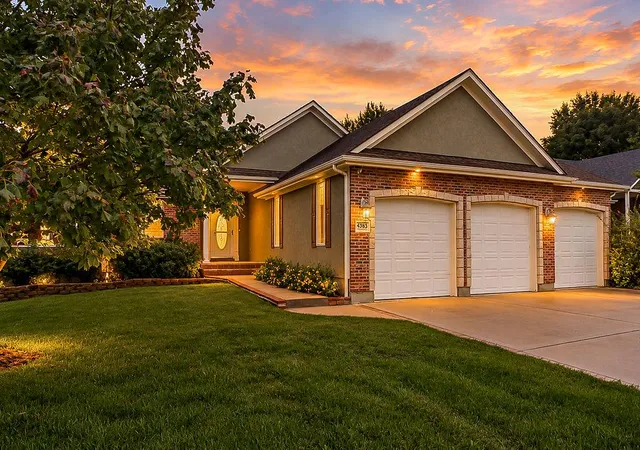 Photo 1 of Sale Pending at 4383 Sw Creekview Dr, Lee's Summit, MO 64082 | MLS# 2639088 | Listing updated on 2026-10-04