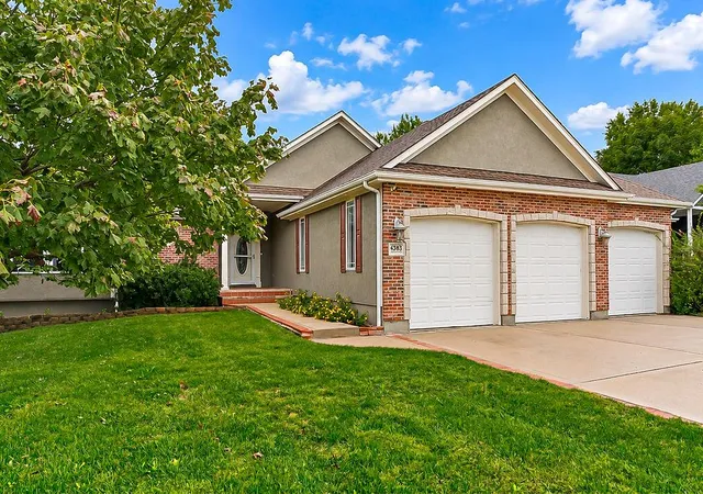 Photo 2 of Sale Pending at 4383 Sw Creekview Dr, Lee's Summit, MO 64082 | MLS# 2639088 | Listing updated on 2026-10-04