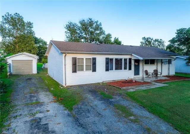 Photo 2 of Sale Pending at 807 S Willow St, Gallatin, MO 64640 | MLS# 2639089 | Listing updated on 2026-09-28