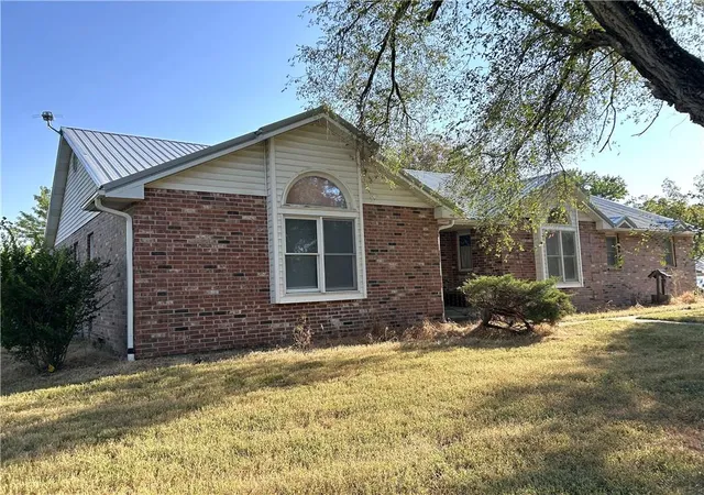 1st image of 905 W Main St, Sheldon, MO 64784 | MLS# 2639093