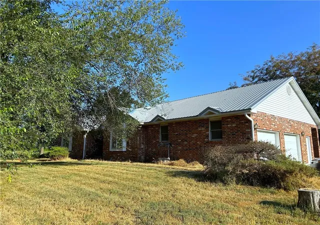 3rd image of 905 W Main St, Sheldon, MO 64784 | MLS# 2639093