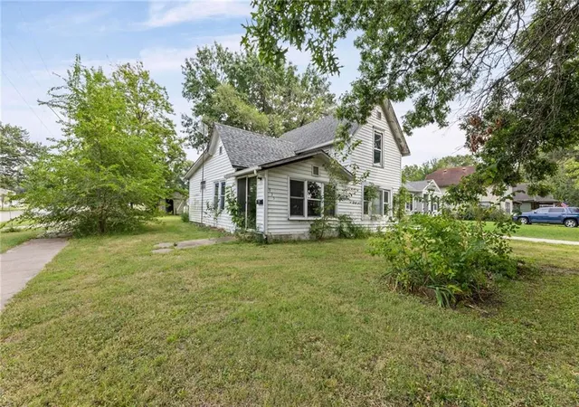 2nd image of 935 N Sycamore St, Ottawa, KS 66067 | MLS# 2639100