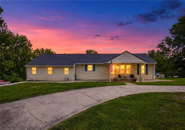 Photo 1 of Sale Pending at 8915 N Lathrop Dr, Kansas City, MO 64155 | MLS# 2639121 | Listing updated on 2026-09-01