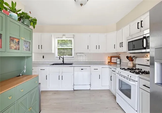 Photo 3 of Sale Pending at 8915 N Lathrop Dr, Kansas City, MO 64155 | MLS# 2639121 | Listing updated on 2026-09-01
