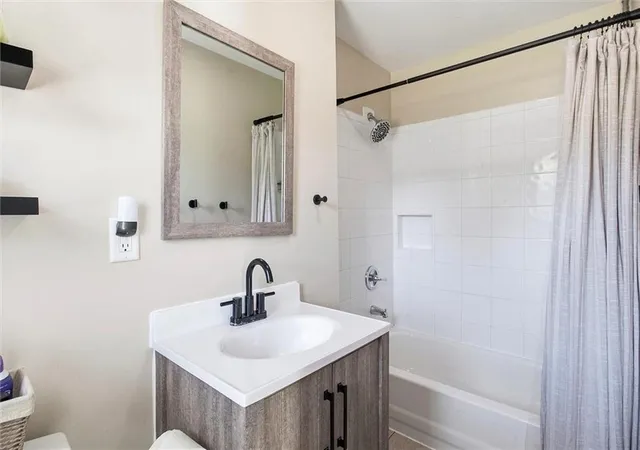 Photo 4 of Sale Pending at 8915 N Lathrop Dr, Kansas City, MO 64155 | MLS# 2639121 | Listing updated on 2026-09-01