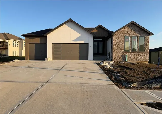 Photo 1 of Sale Pending at 8409 Nw 90th Ter, Kansas City, MO 64153 | MLS# 2639125 | Listing updated on 2026-08-28