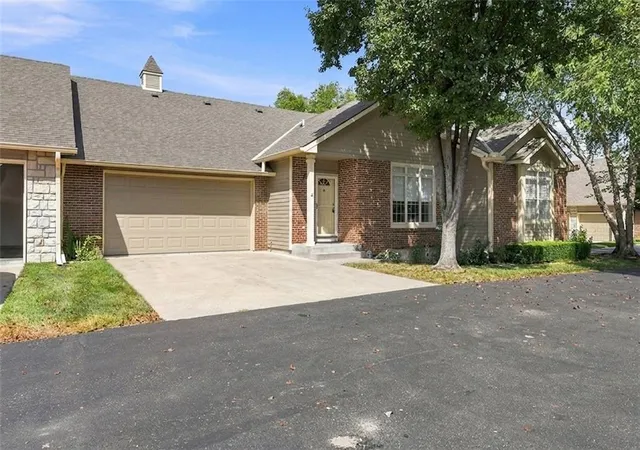 3rd image of 18665 W 158Th Ter #400, Olathe, KS 66062 | MLS# 2639146