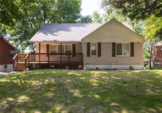 Photo 1 of Sale Pending at 319 E Bellevista Dr, Independence, MO 64055 | MLS# 2639156 | Listing updated on 2026-09-01