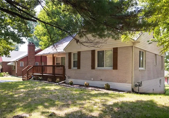 Photo 2 of Sale Pending at 319 E Bellevista Dr, Independence, MO 64055 | MLS# 2639156 | Listing updated on 2026-09-01