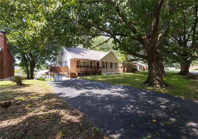 Photo 3 of Sale Pending at 319 E Bellevista Dr, Independence, MO 64055 | MLS# 2639156 | Listing updated on 2026-09-01
