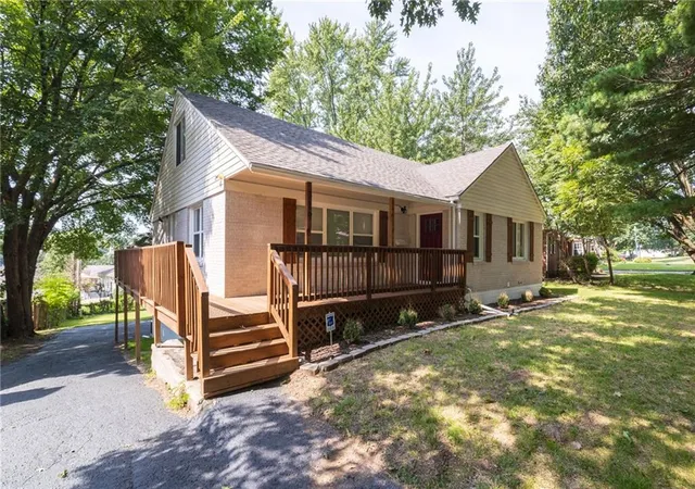 Photo 3 of Sale Pending at 319 E Bellevista Dr, Independence, MO 64055 | MLS# 2639156 | Listing updated on 2026-09-01