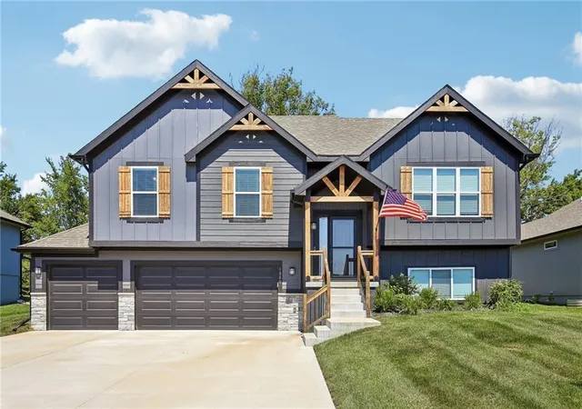 Photo 1 of Single family home for sale at 1000 Nw Crestwood Dr, Grain Valley, MO 64029 | MLS# 2639211 | Listing updated on 2026-09-12