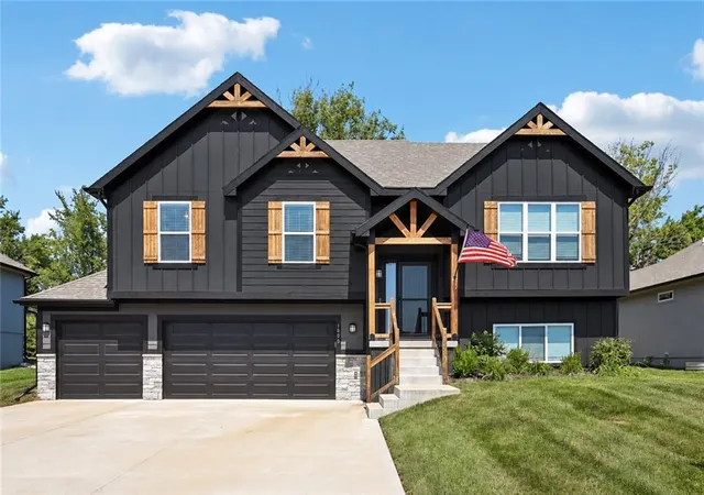 Single family home for sale at 1000 Nw Crestwood Dr, Grain Valley, MO 64029 | MLS# 2639211