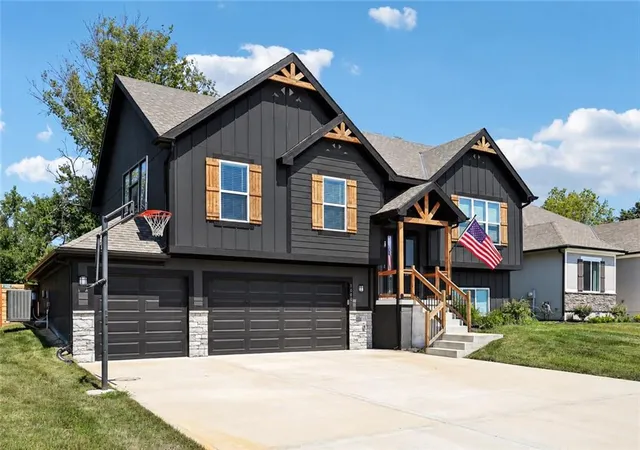 Photo 2 of Single family home for sale at 1000 Nw Crestwood Dr, Grain Valley, MO 64029 | MLS# 2639211 | Listing updated on 2026-09-26