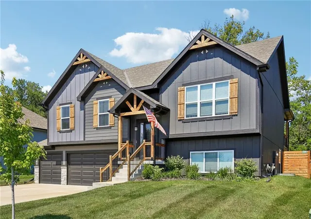 Photo 3 of Single family home for sale at 1000 Nw Crestwood Dr, Grain Valley, MO 64029 | MLS# 2639211 | Listing updated on 2026-09-12