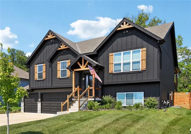 Photo 3 of Single family home for sale at 1000 Nw Crestwood Dr, Grain Valley, MO 64029 | MLS# 2639211 | Listing updated on 2026-09-26