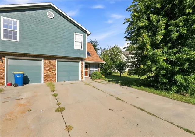 Multi family home for sale at 1862 Kingbird Ln, Liberty, MO 64068 | MLS# 2639223