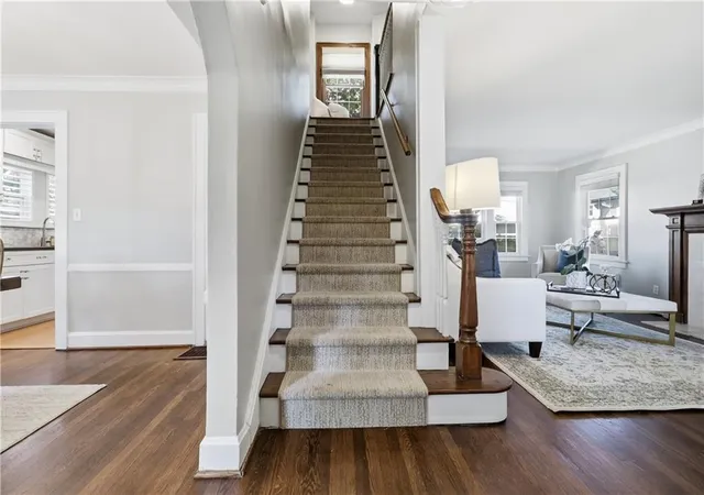 Photo 3 of Sale Pending at 202 W Dartmouth Rd, Kansas City, MO 64113 | MLS# 2639229 | Listing updated on 2026-09-19
