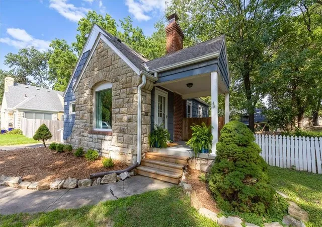 3rd image of 5723 Nall St, Roeland Park, KS 66202 | MLS# 2639237