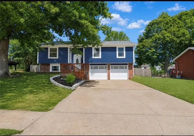 Single family home for sale at 5420 Locust Ave, Kansas City, KS 66106 | MLS# 2639258