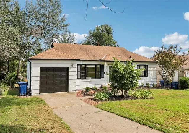 3rd image of 6201 Cedar St, Mission, KS 66205 | MLS# 2639259