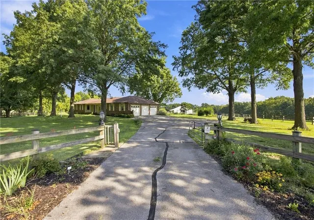 2nd image of 5460 175th St, Stilwell, KS 66085 | MLS# 2639260