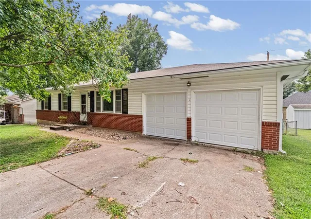 Photo 3 of Single family home for sale at 506 Country Club Rd, Lexington, MO 64067 | MLS# 2639265 | Listing updated on 2026-09-04