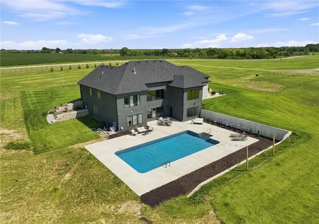 Photo 2 of Sale Pending at 7129 Ne State Route 92 Hwy, Smithville, MO 64089 | MLS# 2639270 | Listing updated on 2026-09-24