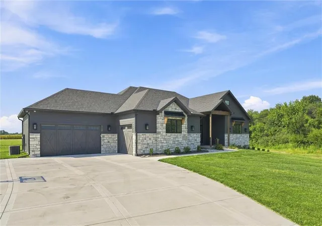 Photo 3 of Sale Pending at 7129 Ne State Route 92 Hwy, Smithville, MO 64089 | MLS# 2639270 | Listing updated on 2026-09-24
