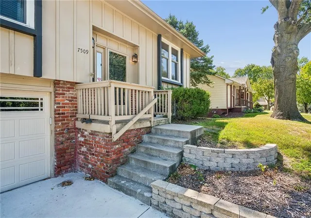 Photo 2 of Sale Pending at 7509 Nw 81st St, Kansas City, MO 64151 | MLS# 2639278 | Listing updated on 2026-09-24
