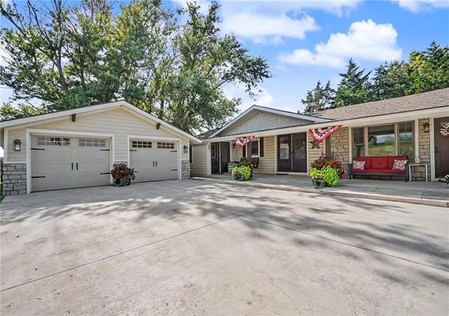 1st image of 829 N 500th Rd, Baldwin City, KS 66006 | MLS# 2639287