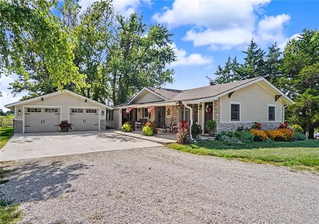 3rd image of 829 N 500Th Rd, Baldwin City, KS 66006 | MLS# 2639287